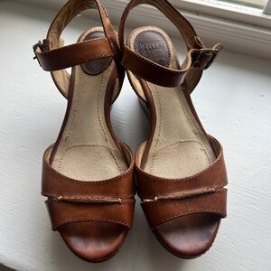 Frye Carlie Seam sandals size 8
